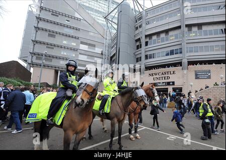 BERITTENE Polizei außerhalb St. JAME NEWCASTLE UNITED FC V SUNDERLA ST JAMES PARK NEWCASTLE ENGLAND 21. Dezember 2014 Stockfoto