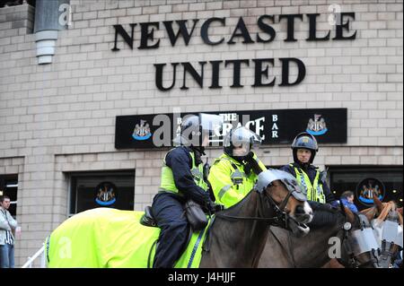 BERITTENE Polizei außerhalb St. JAME NEWCASTLE UNITED FC V SUNDERLA ST JAMES PARK NEWCASTLE ENGLAND 21. Dezember 2014 Stockfoto