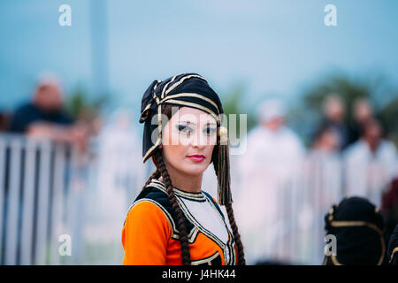 Batumi, Adscharien, Georgia - 26. Mai 2016: Frau gekleidet in traditioneller Tracht für georgischen Volkstänze anlässlich des Georgiens unab Stockfoto