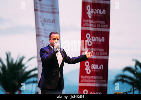 Batumi, Adscharien, Georgia - 26. Mai 2016: Sänger führt auf der Straße Bühne anlässlich des georgischen Unabhängigkeitstag Stockfoto