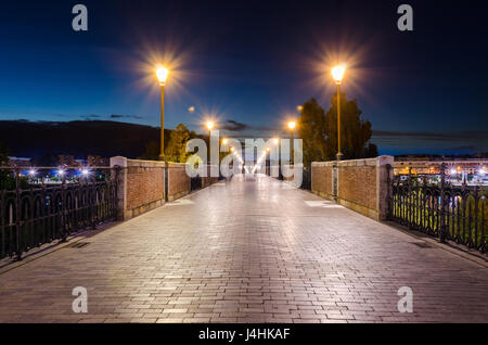 Nachtansicht des Palms Brücke über den Fluss Guadiana in Badajoz. Stockfoto