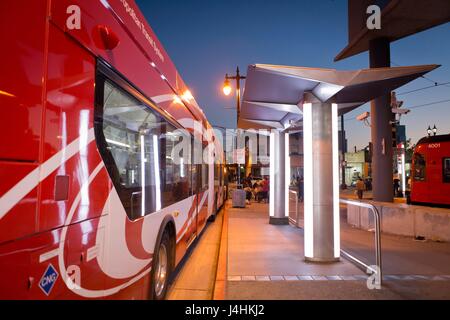 Metropolitan Transit System Bushaltestelle am City College Trolley Station mit kürzlich installierten Kameraüberwachung im März 2017 aufgerüstet. | weltweite Nutzung Stockfoto