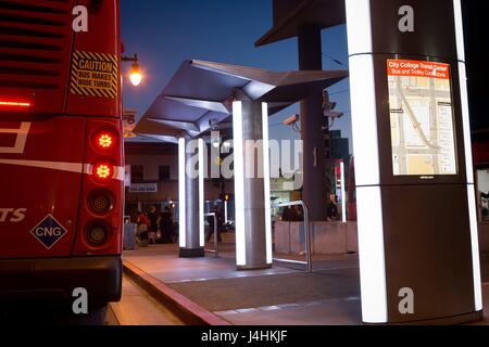 Metropolitan Transit System Bushaltestelle am City College Trolley Station mit kürzlich installierten Kameraüberwachung im März 2017 aufgerüstet. | weltweite Nutzung Stockfoto