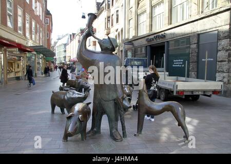 Die Bronzefigur Gruppe mit Schweinen und der Hirte ist in Bremen am Ende der Sogestraße und in der Nähe der Straße Am Wall und Herdentorsteinweg. Heute, Kinder und Jugendliche Liebe Reiten auf die Bronze Bilder. Hansestadt Bremen, Bremen, Deutschland, Europa Datum: | weltweite Nutzung Stockfoto