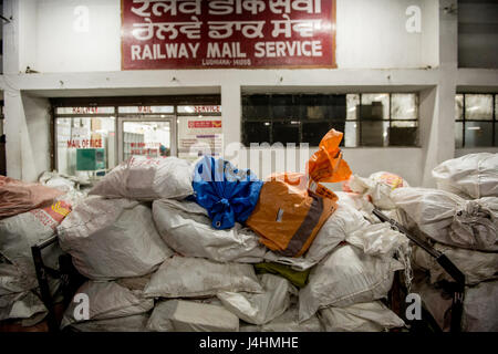 Mail ist auf Karren außerhalb des Eisenbahn-Mail-Dienst-Büros im Ludhiana Junction Railway Station in Ludhiana, Indien aufgetürmt. Stockfoto