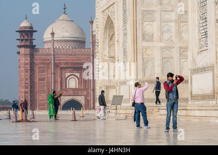 Touristen fotografieren nur außerhalb der wichtigsten Grab Eingang des Taj Mahal in Agra, Indien gelegen. Stockfoto