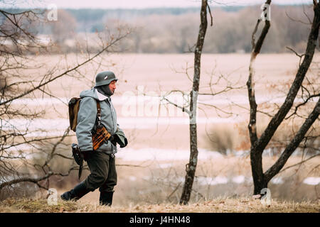 Rogatschew, Belarus - 25. Februar 2017: Re-Enactor verkleidet als deutsche Wehrmacht Infanterie Soldat im zweiten Weltkrieg zu Fuß In Herbst Wald. Stockfoto