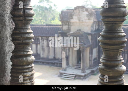 Blick durch Säulen am Angkor Wat Stockfoto