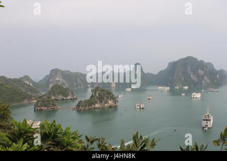 Blick über Ha Long Bucht, Vietnam Stockfoto