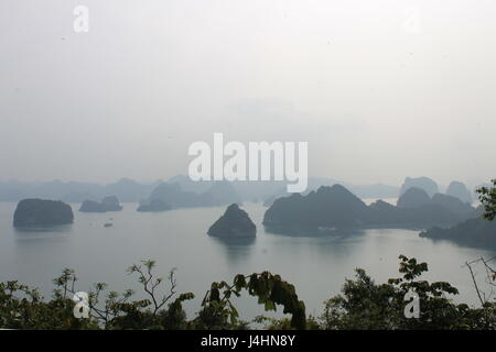 Blick über Ha Long Bucht, Vietnam Stockfoto