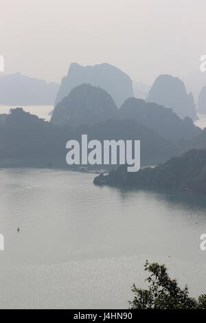 Blick über Ha Long Bucht, Vietnam Stockfoto