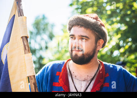 Ethnologisches, Belarus - 19. Juli 2014: Teilnehmer des Festivals der mittelalterlichen Kultur Stockfoto