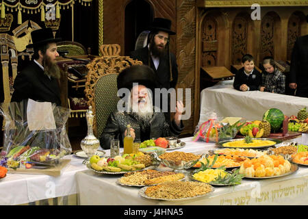 Israel, Bnei Brak, Rabbi Meir Rosenbaum präsidiert die Tu B'shvat Tish auf die Premishlan Gemeinde Stockfoto