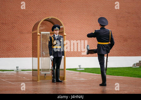 Moskau, Russland - 24. Mai 2015: Post Ehrengarde bei der ewigen Flamme in Moskau am Grab des unbekannten Soldaten (Post Nummer 1) im Alexander-Garten Stockfoto