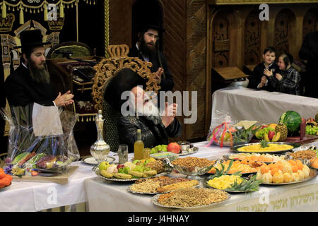 Israel, Bnei Brak, Rabbi Meir Rosenbaum präsidiert die Tu B'shvat Tish auf die Premishlan Gemeinde Stockfoto