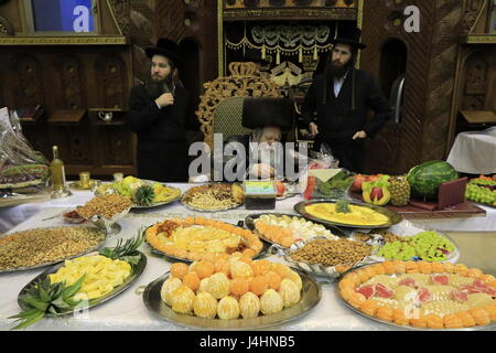 Israel, Bnei Brak, Rabbi Meir Rosenbaum präsidiert die Tu B'shvat Tish auf die Premishlan Gemeinde Stockfoto