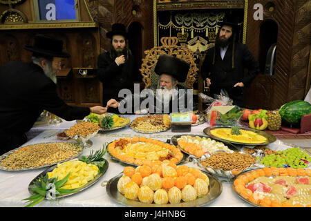 Israel, Bnei Brak, Rabbi Meir Rosenbaum präsidiert die Tu B'shvat Tish auf die Premishlan Gemeinde Stockfoto