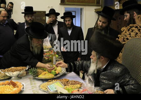 Israel, Bnei Brak, Rabbi Meir Rosenbaum präsidiert die Tu B'shvat Tish auf die Premishlan Gemeinde Stockfoto