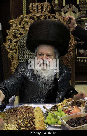 Israel, Bnei Brak, Rabbi Meir Rosenbaum präsidiert die Tu B'shvat Tish auf die Premishlan Gemeinde Stockfoto