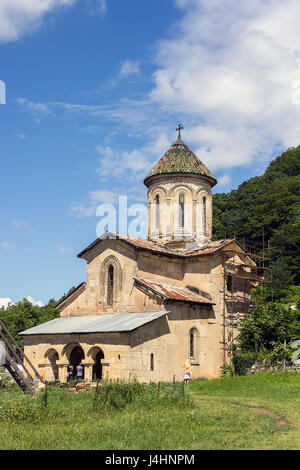 Orthodoxe Kirche in einem Bergkloster an einem Sommertag Gelati. Georgien Stockfoto