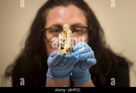 Ein Ritter aus der Lewis Schachfiguren, einer der berühmtesten archäologischen Entdeckungen, die jemals in Großbritannien gemacht in Walross-Elfenbein geschnitzt von Kurator Archäologie Natalie Buy, gehalten wird, wie es in York vor der Eröffnung der Wikinger kommt: Entdecken Sie die Legende-Ausstellung im Musée Yorkshire. Stockfoto