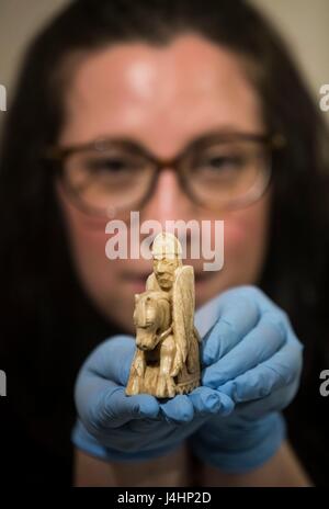 Ein Ritter aus der Lewis Schachfiguren, einer der berühmtesten archäologischen Entdeckungen, die jemals in Großbritannien gemacht in Walross-Elfenbein geschnitzt von Kurator Archäologie Natalie Buy, gehalten wird, wie es in York vor der Eröffnung der Wikinger kommt: Entdecken Sie die Legende-Ausstellung im Musée Yorkshire. Stockfoto