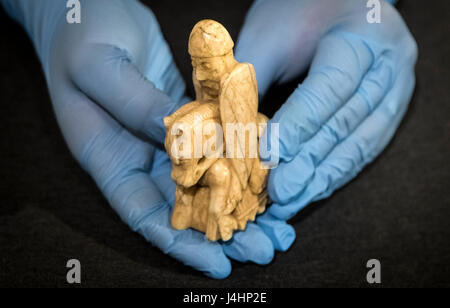 Ein Ritter aus Walross-Elfenbein aus der Lewis Schachfiguren, einer der berühmtesten archäologischen Entdeckungen immer made in UK, geschnitzt von Lucy Carson Darlehen Coordinator bei The British Museum gehalten wird, wie es in York vor der Eröffnung der Wikinger kommt: Entdecken Sie die Legende-Ausstellung im Musée Yorkshire. Stockfoto