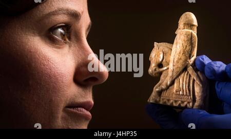 Ein Ritter aus Walross-Elfenbein aus der Lewis Schachfiguren, einer der berühmtesten archäologischen Entdeckungen immer made in UK, geschnitzt von Lucy Carson Darlehen Coordinator bei The British Museum gehalten wird, wie es in York vor der Eröffnung der Wikinger kommt: Entdecken Sie die Legende-Ausstellung im Musée Yorkshire. Stockfoto