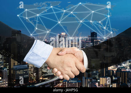 Abkommen oder Abkommen Geschäftskonzept, Handshake Doppelbelichtung, Kooperation oder Partnerschaft Unternehmen mit globalen Verbindung Partnerschaft Karte. Stockfoto