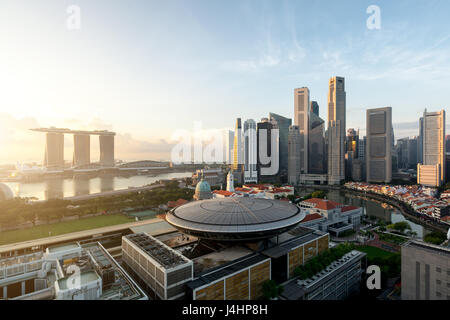 Panorama der Skyline von Singapur Geschäft Bezirk und Singapur Hochhaus mit Supreme Court Morgen am Marina Bay, Singapur. Stockfoto