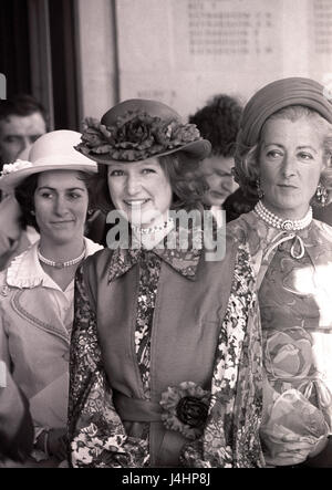 Lady Sarah Spencer (Mitte) und Mutter Frances Shand Kydd (r). Stockfoto