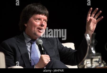 Dokumentarfilmer Ken Burns spricht nach einer Vorführung von seiner bevorstehenden PBS-Doku-Serie The Vietnam War bei der LBJ Presidential Library 27. April 2017 in Austin, Texas.     (Foto von Jay Godwin/LBJ Presidential Library über Planetpix) Stockfoto