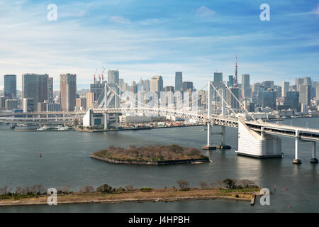Tokyo Bay mit Blick auf die Skyline von Tokio und Rainbow Bridge in Tokio, Japan. Stockfoto