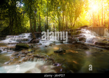 Huay Mae Kamin Waterfall, schönen Wasserfall im Regenwald, Provinz Kanchanaburi, Thailand Stockfoto