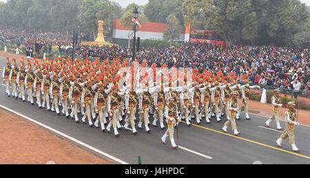 Die indischen Delhi marschieren Polizeiaufgebot durchlaufen der Rajpath zeremonielle Boulevard während der 68. Republik Day Parade 26. Januar 2017 in Neu-Delhi, Indien.   (Foto von Gajender Singh /PIB über Planetpix) Stockfoto