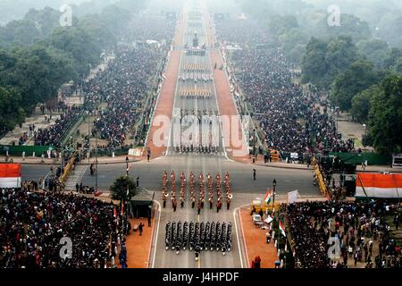 Eine Luftaufnahme von der indischen Armee Kontingenten marschieren auf der Rajpath zeremonielle Boulevard während der 68. Republik Day Parade 26. Januar 2017 in Neu-Delhi, Indien.     (Foto von Pradip Dasgupta /PIB über Planetpix) Stockfoto