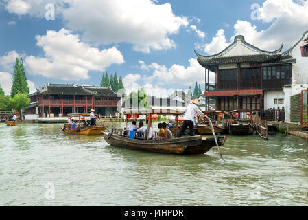 China traditionelle touristische Boote auf Kanälen von Shanghai Zhujiajiao Wasserstadt in Shanghai, China Stockfoto