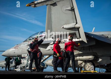 US-Segler Wartungsarbeiten an einer USN F/A-18F Super Hornet Düsenjäger Flugzeuge auf dem Flugdeck an Bord der USN Nimitz-Klasse-Flugzeugträger USS Theodore Roosevelt 22. April 2017 im Pazifischen Ozean.     (Foto: Alex Corona EURO1 Navy über Planetpix) Stockfoto