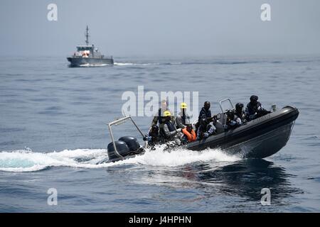 USA und ivorischen Soldaten darauf vorbereiten, einen ivorischen Patrouillenboote während einer Übung Obangame Express Meer Bohrer 24. März 2017 in Abidjan, Côte d ' Ivoire an Bord.     (Foto von Justin Stumberg / US Navy über Planetpix) Stockfoto