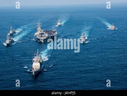 Die USN Ticonderoga-Klasse geführte Flugkörper Kreuzer USS Lake Champlain führt amerikanische und japanische Kriegsschiffe in Bildung 28. März 2017 in der Philippinensee.     (Foto von Kurtis A. Hatcher / US Navy über Planetpix) Stockfoto