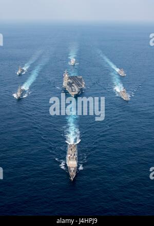 Die USN Ticonderoga-Klasse geführte Flugkörper Kreuzer USS Lake Champlain führt amerikanische und japanische Kriegsschiffe in Bildung 28. März 2017 in der Philippinensee.     (Foto von Kurtis A. Hatcher / US Navy über Planetpix) Stockfoto