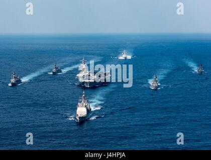 Die USN Ticonderoga-Klasse geführte Flugkörper Kreuzer USS Lake Champlain führt amerikanische und japanische Kriegsschiffe in Bildung 28. März 2017 in der Philippinensee.     (Foto von Matt Brown EURO1 Navy über Planetpix) Stockfoto