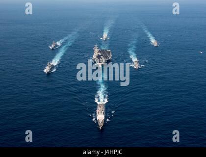 Die USN Ticonderoga-Klasse geführte Flugkörper Kreuzer USS Lake Champlain führt amerikanische und japanische Kriegsschiffe in Bildung 28. März 2017 in der Philippinensee.     (Foto von Matt Brown / US Navy über Planetpix) Stockfoto