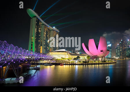 Bunte Singapur Wolkenkratzer Gebäude und Laser zeigen in Nacht in Singapur. Stockfoto