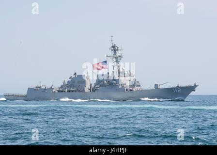 Die USN Arleigh Burke-Klasse geführt-Zerstörer USS Michael Murphy dampft im Gange 3. Mai 2017 im westlichen Pazifischen Ozean.     (Foto von Nathan K. Serpico EURO1 Navy über Planetpix) Stockfoto