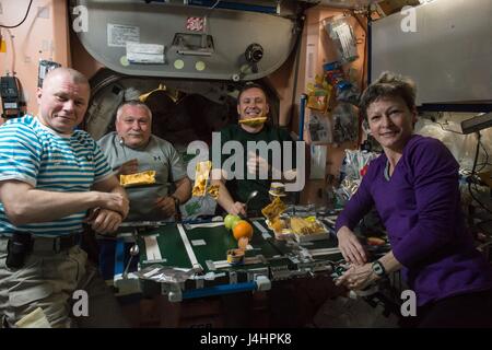 NASA internationale Raumstation ISS-Expedition 51 erstklassige Crew Mitglieder (L-R) russischen Kosmonauten Oleg Novitskiy und Fyodor Yurchikhin von Roskosmos, und amerikanische Astronauten Jack Fischer und Peggy Whitson teilen Sie eine Mahlzeit im Inneren der ISS Unity-Modul 23. April 2017 in der Erdumlaufbahn.     (Foto von der NASA über Planetpix) Stockfoto