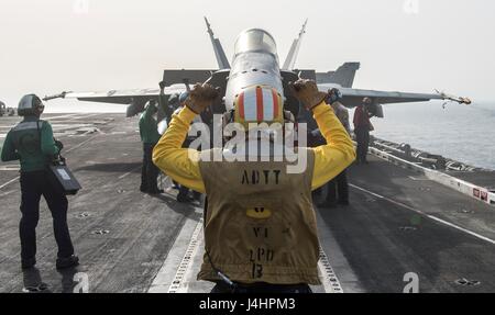 US-Segler signalisieren Flugzeuge an Bord der USN Nimitz-Klasse-Flugzeugträger USS George H.W. Bush 29. April 2017 in den Persischen Golf.     (Foto von Matt Matlage EURO1 Navy über Planetpix) Stockfoto