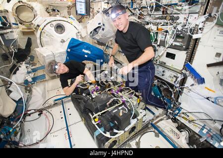 NASA International Space Station Expedition 50 erstklassige Crew-Mitglieder, die amerikanische Astronauten Peggy Whitson und Shane Kimbrough an der Kohlendioxid-Entfernung-Baugruppe innerhalb der japanischen Kibo-Labormodul 1. März 2017 in der Erdumlaufbahn arbeiten.     (Foto von der NASA über Planetpix) Stockfoto