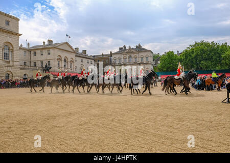 Die Horseguard Parade, London, England - 11. Mai 2017: Wachen auf Pferden verlassen Horseguards Parade. Stockfoto