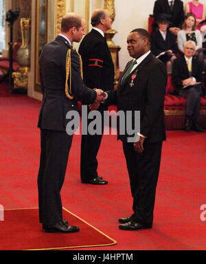 Mr Clive Rowe aus Surrey erfolgt MBE (Member of the Order of the British Empire) durch den Duke of Cambridge am Buckingham Palace, im Rahmen einer Investitur Zeremonie am Buckingham Palace, London. Stockfoto